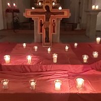 Ein Meer aus Lichtern zum Taizé Gebet