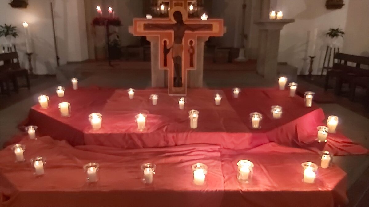 Ein Meer aus Lichtern zum Taizé Gebet